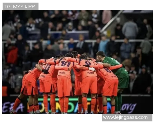 欧联杯焦点战巴萨凭乌龙球险胜本菲卡引发争议判罚讨论