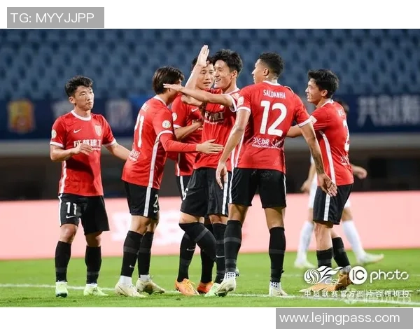 中超精彩对决AC米兰大胜波尔图帽子戏法点燃全场激情